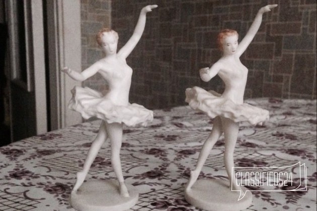 Балерина с зеркальцем снимается на камеру