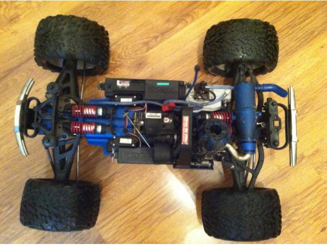 Traxxas Revo 3.3 + много запчастей + топливо в городе Красноярск, фото 2, стоимость: 9 900 руб.