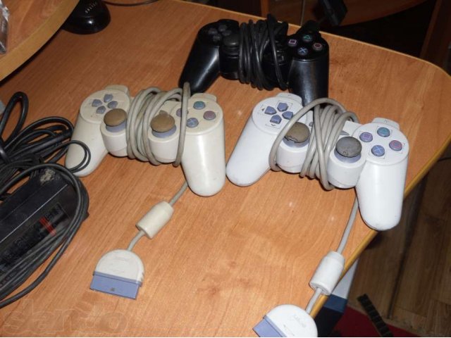 Продам три джойстика PS1/2 и Блок питания PS2 в городе Павлово, фото 1, стоимость: 1 000 руб.