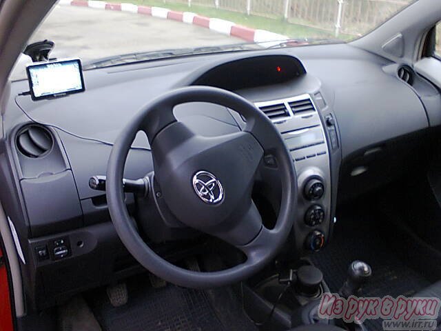 Toyota Yaris,  хэтчбек,  2010 г. в.,  пробег:  40000 км.,  механическая,  1.0 л в городе Череповец, фото 1, Toyota