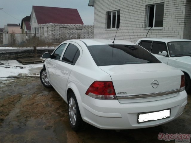 Opel Astra,  седан,  2011 г. в.,  пробег:  35000 км.,  механическая,  1.6 л в городе Воронеж, фото 2, Воронежская область