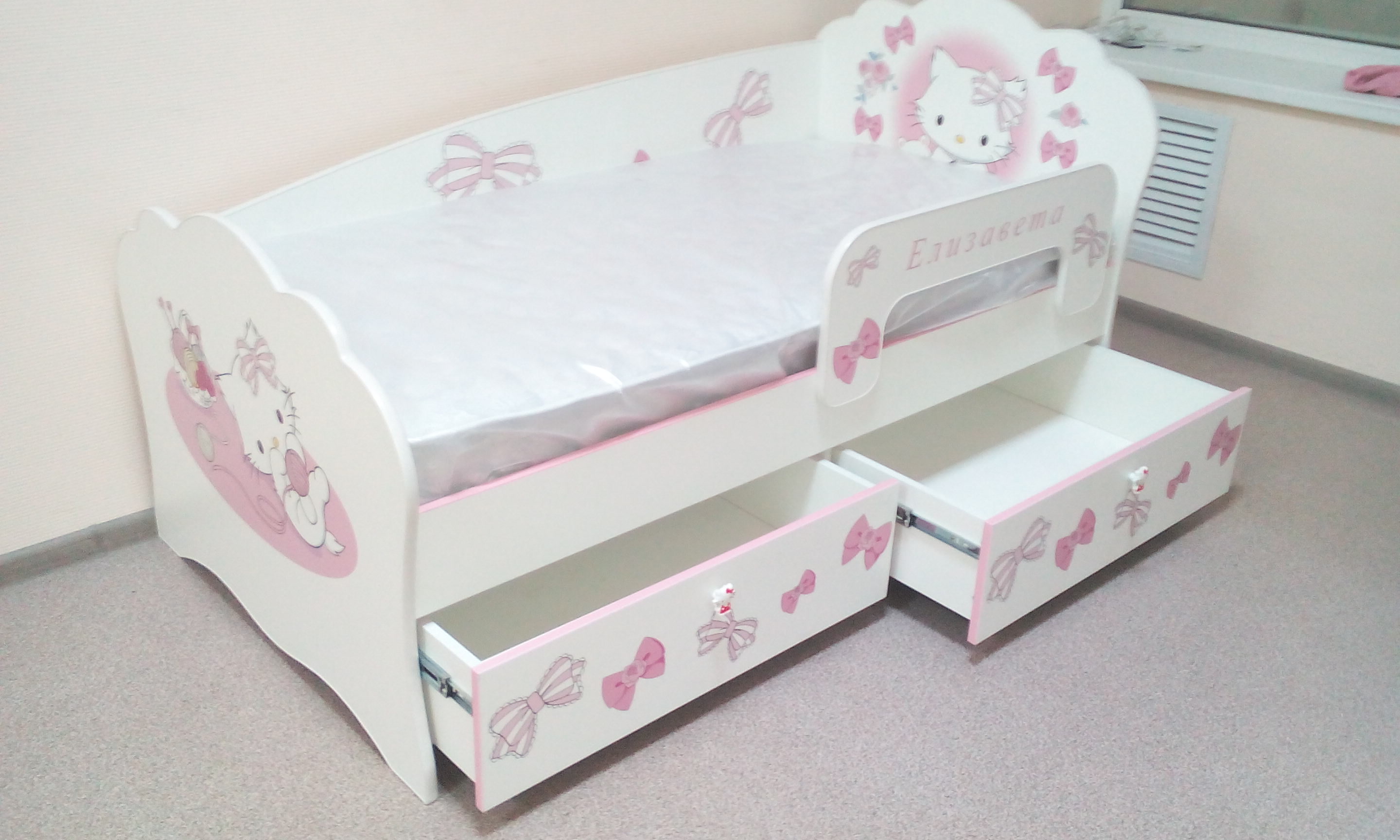Детская кровать с бортиком для девочки