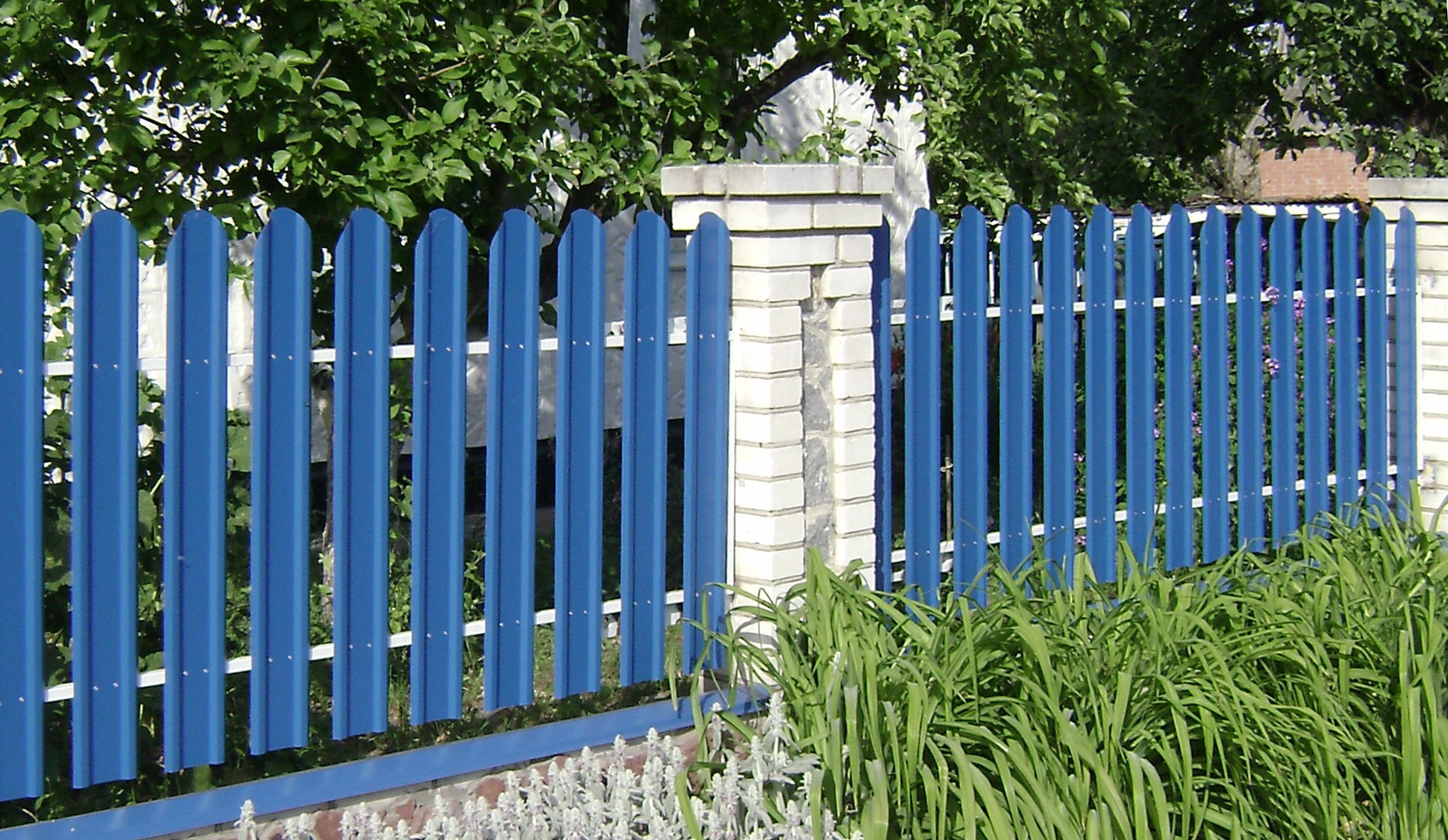 Забор для палисадника из металлического штакетника