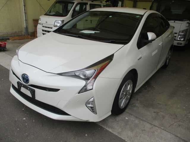 Лифтбек гибрид Toyota Prius кузов ZVW50 модификация S Safety Plus гв 2017 в городе Москва, фото 1, стоимость: 1 151 000 руб.