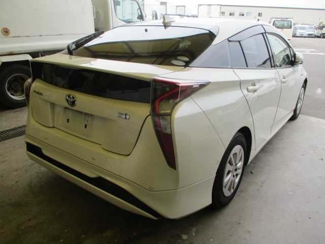 Лифтбек гибрид Toyota Prius кузов ZVW50 модификация S Safety Plus гв 2017 в городе Москва, фото 2, Toyota