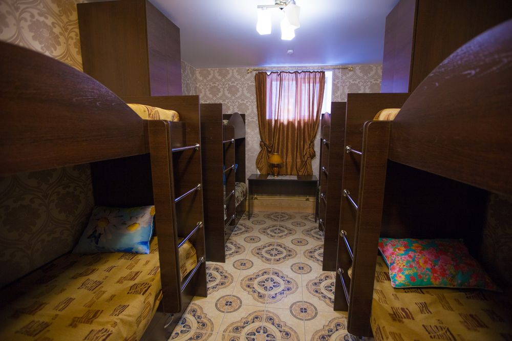 Уютные спальные места в хостеле со шкафчиками для одежды