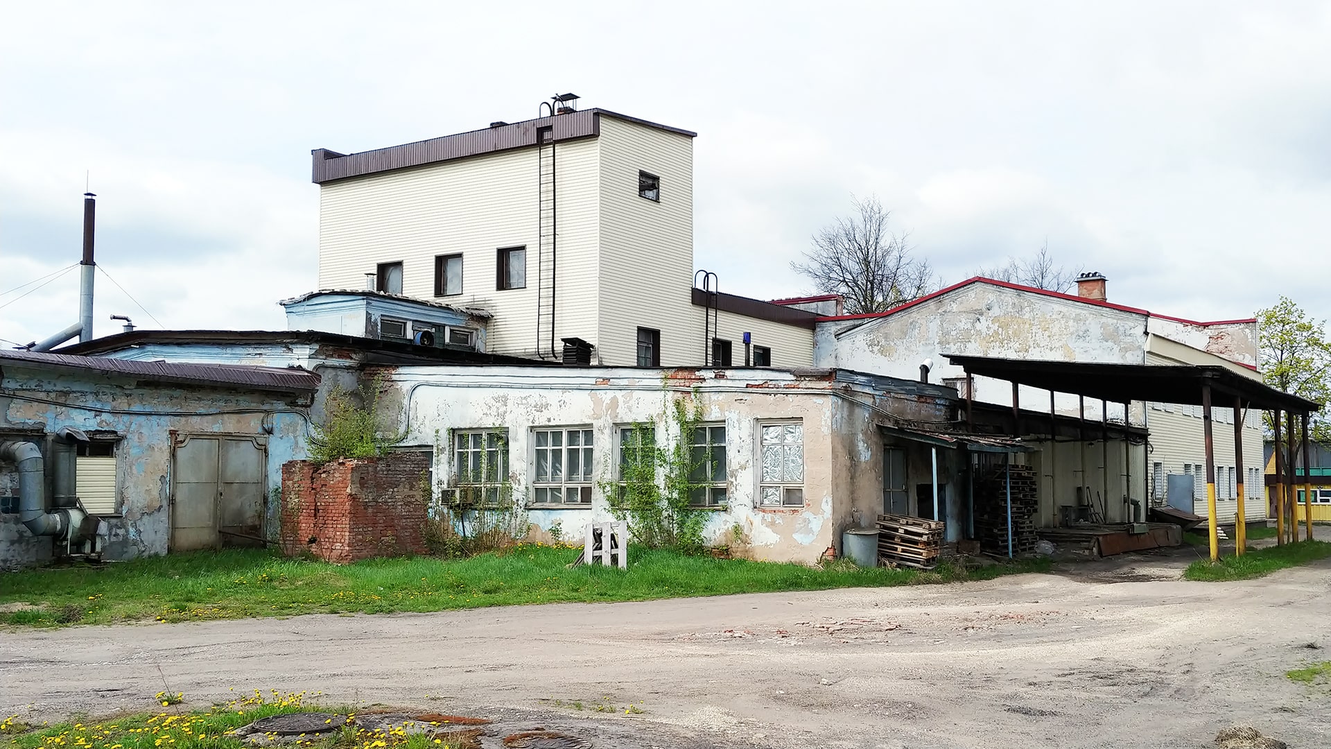 Промышленное здание 2366 кв.м и земельный участок в Луге в городе Луга, фото 1, Ленинградская область